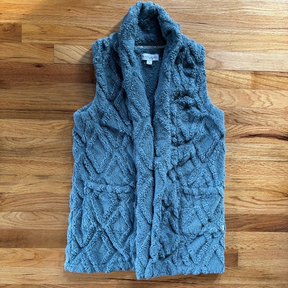 Koolaburra Jackets & Blazers - Koolaburra by Ugg Embossed Sherpa Fleece Vest Women’s Sz XS Storm Blue Cabincore